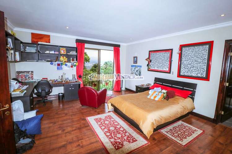 LUJOSA CASA CON 1.596 M2 LOTE Y CON VISTAS EN SAN ANTONIO ESCAZU - Imagen 2