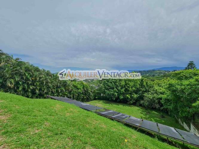 CASA CON PISCINA PROPIA Y VISTAS CON 2.266 M2 LOTE EN ALTO LAS PALOMAS SANTA ANA - Imagen 2