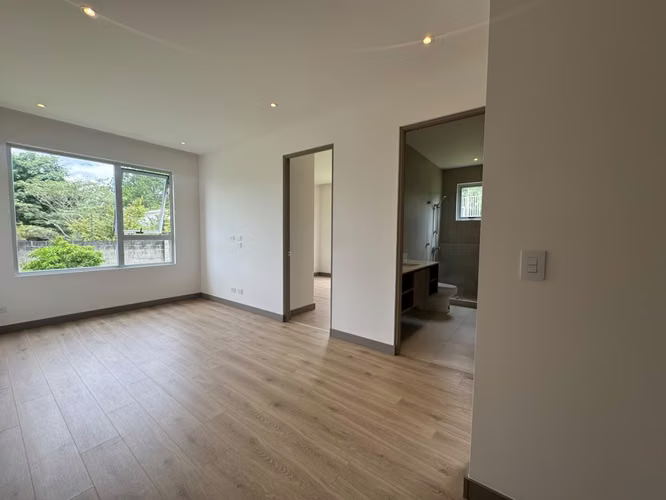 Apartamento amplio en Condominio de Escazú Guachipelin  - Imagen 11