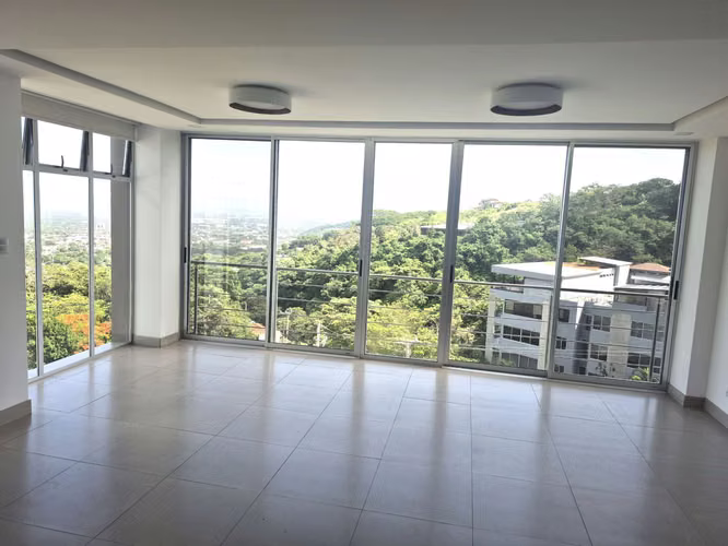Apartamento con doble altura y vista verde en Escazú - Imagen 2