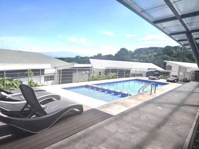 Apartamento con doble altura y vista verde en Escazú - Imagen 10