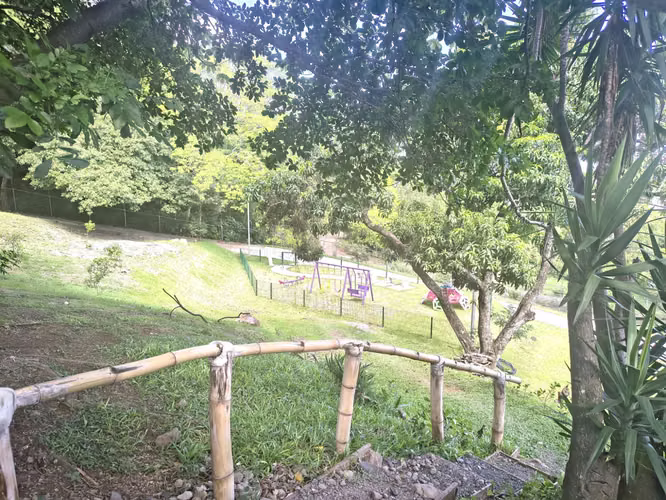 Apartamento con doble altura y vista verde en Escazú - Imagen 17