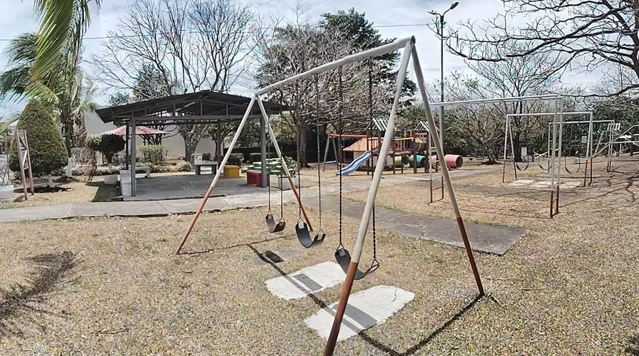 50 / Casa / Alquiler / Guachipelín Norte / 2 hab / 2 Parqueos / Seguro - Imagen 11