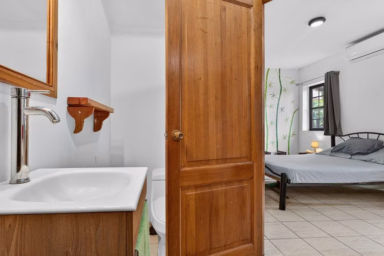 Casa Martín Pescador | Casa con piscina, 3 hab y 2.5 baños a pie de la playa en Las Palmas - Imagen 14