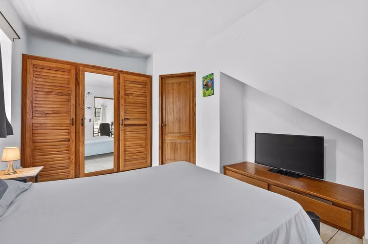 Casa Martín Pescador | Casa con piscina, 3 hab y 2.5 baños a pie de la playa en Las Palmas - Imagen 15