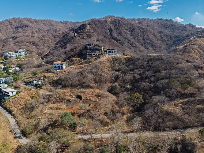 Vista Marina Lote A | Calle pavimentada, barrio residencial, con agua - Imagen 6