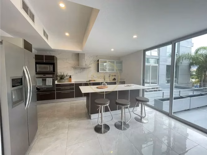 Exclusivo Apartamento Moderno en Escazú con Piscina y Gimnasio - Imagen 2