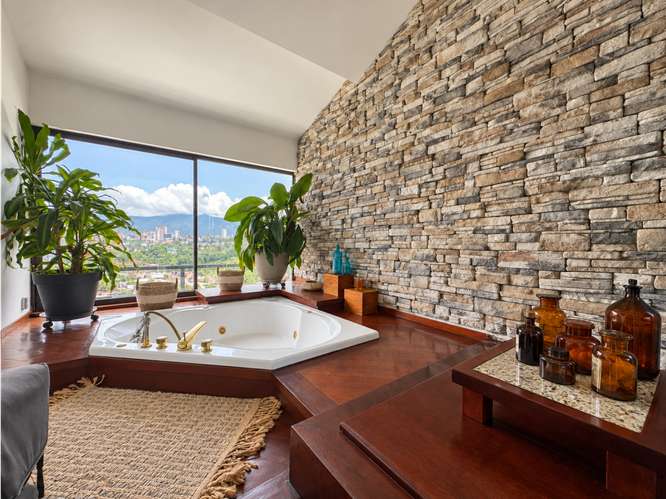 Amplio Penthouse con linda vista en Bello Horizonte, Escazú