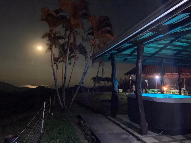 Se Alquila Amplia Casa Amueblada con Vista al Mar