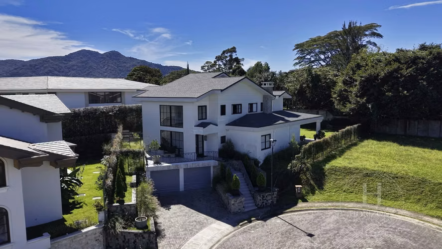 Venta de Casa en Condominio El Herrán con Vista a una Reserva Natural 5 Habitaciones NJA1375IJ
