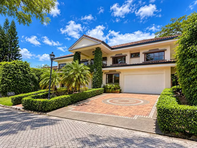 Venta Casa de Lujo Villa Real Santa Ana San José