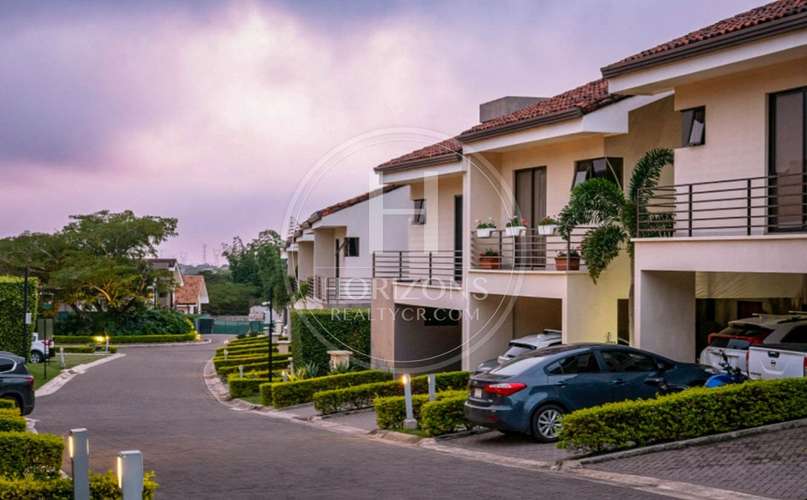Preventa de Casas de Lujo en Condominio Parques del Sol Santa Ana noj1070 - Imagen 8