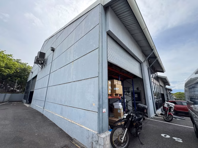 ALQUILER DE OFI-BODEGA EN GUACHIPELIN DE ESCAZÚ,FRENTE COLEGIO BLUE VALLEY - Imagen 3