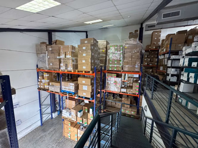 ALQUILER DE OFI-BODEGA EN GUACHIPELIN DE ESCAZÚ,FRENTE COLEGIO BLUE VALLEY - Imagen 6
