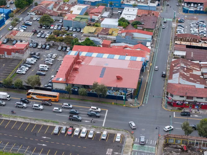 Commercial building on Avenue 10 in San José hospital district