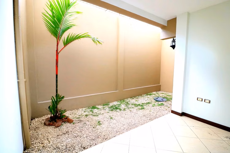 Condo de 3 habit. con jardín x Distrito 4 Guachipelín Escazú