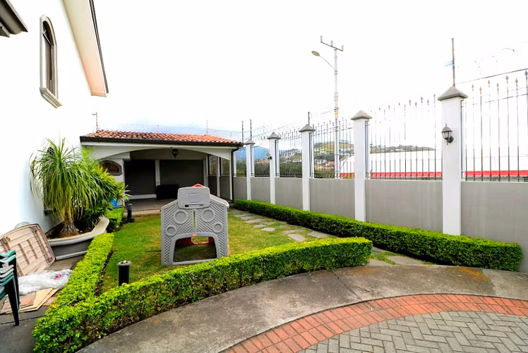 Condo de 3 habit. con jardín x Distrito 4 Guachipelín Escazú