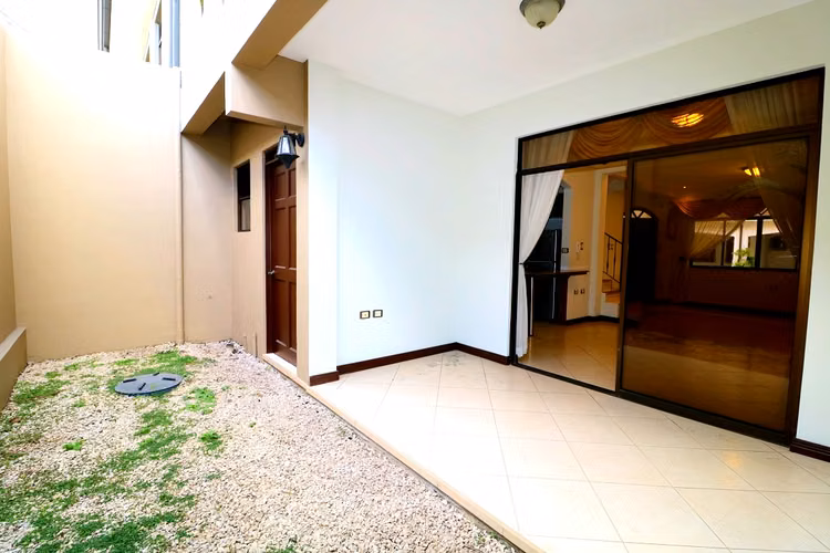 Condo de 3 habit. con jardín x Distrito 4 Guachipelín Escazú