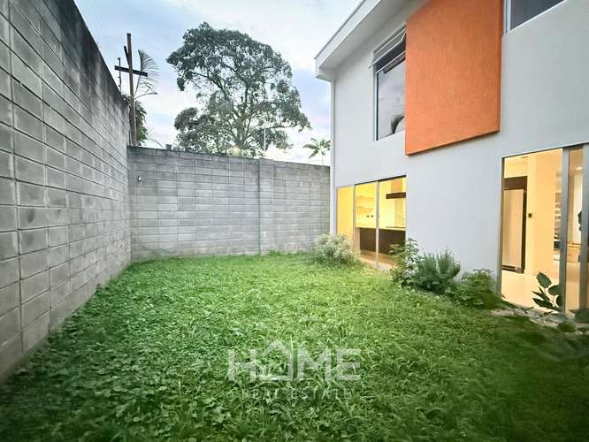 Alquiler de amplia Casa en Rio Oro de Santa Ana dentro de exclusivo condominio