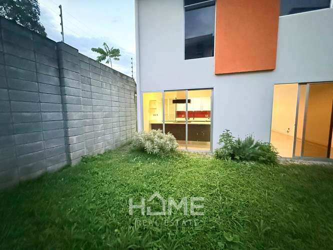 Alquiler de amplia Casa en Rio Oro de Santa Ana dentro de exclusivo condominio