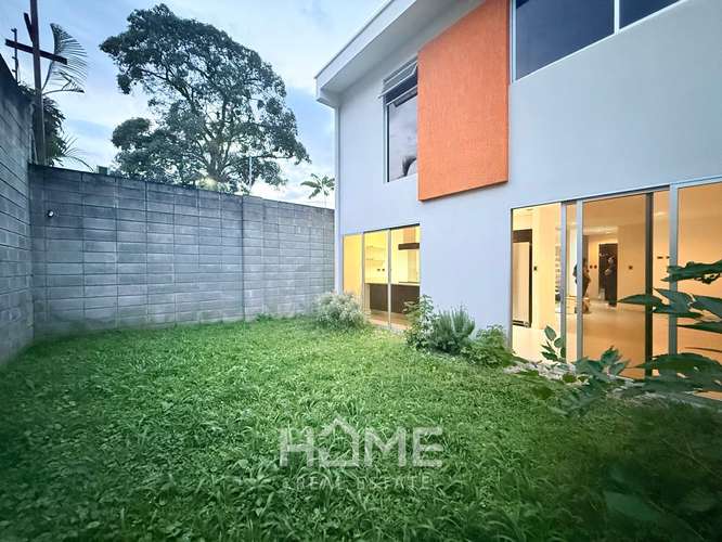 Alquiler de amplia Casa en Rio Oro de Santa Ana dentro de exclusivo condominio