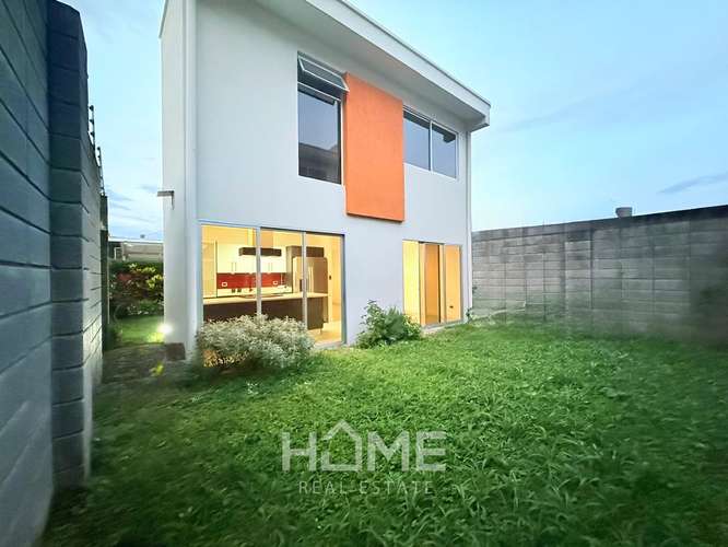 Alquiler de amplia Casa en Rio Oro de Santa Ana dentro de exclusivo condominio