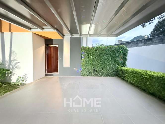 Alquiler de amplia Casa en Rio Oro de Santa Ana dentro de exclusivo condominio