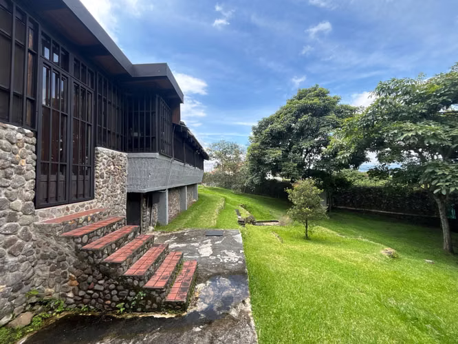 VENTA DE CASA DE 1 NIVEL CON LOTE DE 1.444 M² | BELLO HORIZONTE, ESCAZÚ - Imagen 2