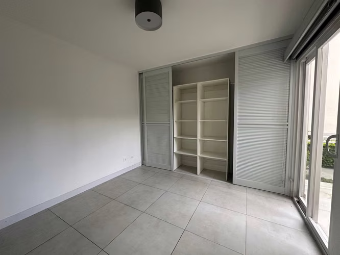 Alquilo Apartamento / 3 hab / 2 parqueos / balcón y terraza/ Monte Alto Curridabat - Imagen 3