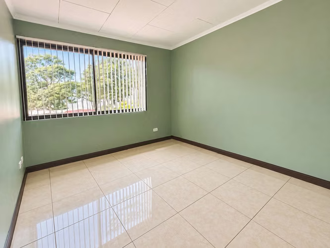 Casa con habitación en primer nivel, condominio en La Uruca - Imagen 14