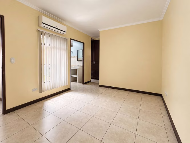 Casa con habitación en primer nivel, condominio en La Uruca - Imagen 6