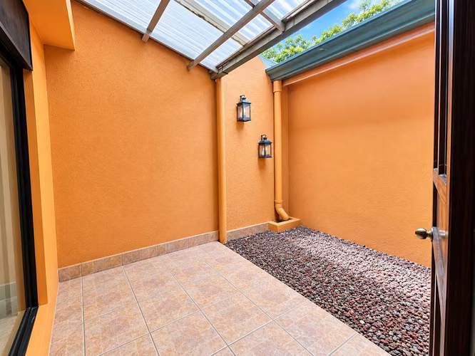 Casa con habitación en primer nivel, condominio en La Uruca - Imagen 11