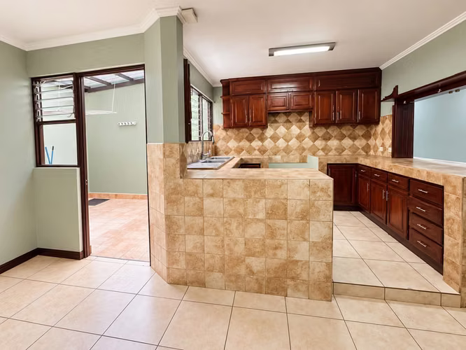 Casa con habitación en primer nivel, condominio en La Uruca - Imagen 5