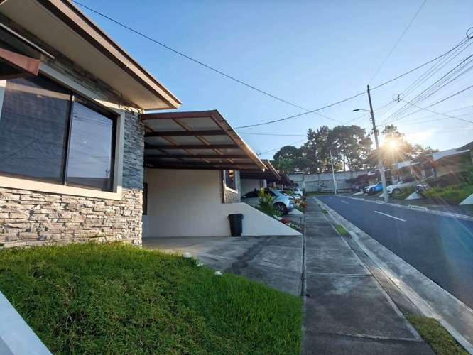¡ALQUILA EN HEREDIA PARKS! CASA CON A/C, PATIO Y 2 PARQUEOS TECHADOS 