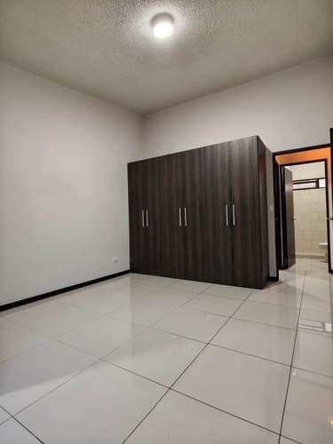 ¡ALQUILA EN HEREDIA PARKS! CASA CON A/C, PATIO Y 2 PARQUEOS TECHADOS 
