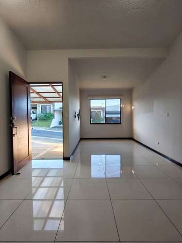 ¡ALQUILA EN HEREDIA PARKS! CASA CON A/C, PATIO Y 2 PARQUEOS TECHADOS 