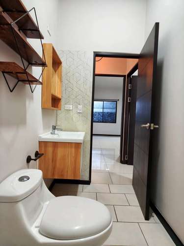 ¡ALQUILA EN HEREDIA PARKS! CASA CON A/C, PATIO Y 2 PARQUEOS TECHADOS 