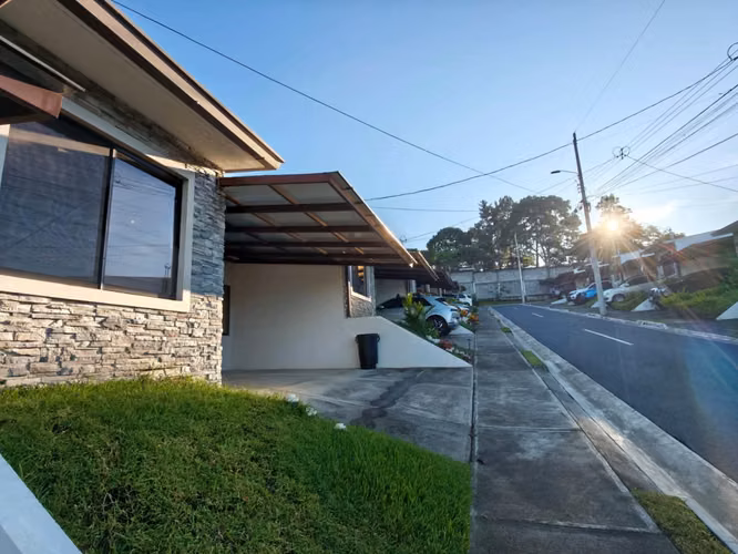 RENT IN HEREDIA PARKS! HOUSE WITH A / C, PATIO AND 2 COVERED PARKING