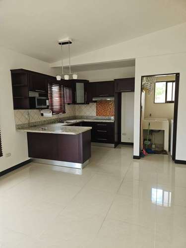 Alquiler en Santa Ana Centro: Apartamento con línea blanca y parqueo para 2 vehículos 