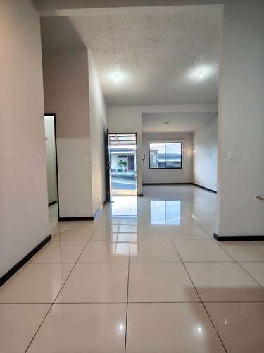 ¡ALQUILA EN HEREDIA PARKS! CASA CON A/C, PATIO Y 2 PARQUEOS TECHADOS 