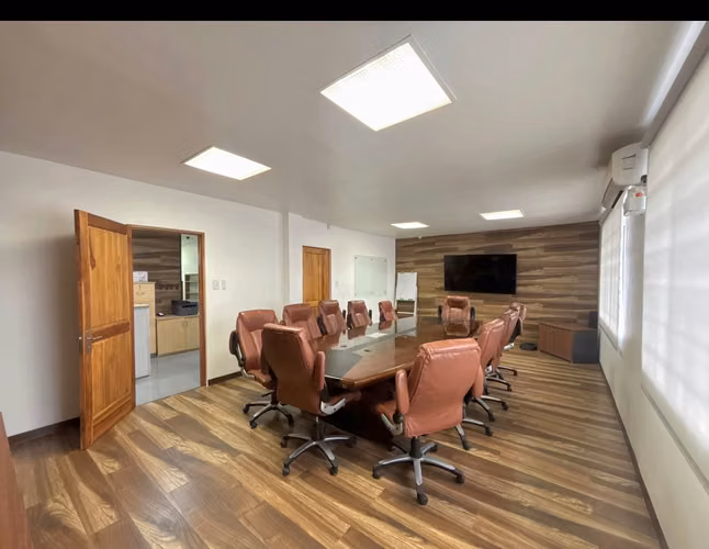 Oficina amoblada 9m² en San Pedro – Todo incluido $485 + IVA
