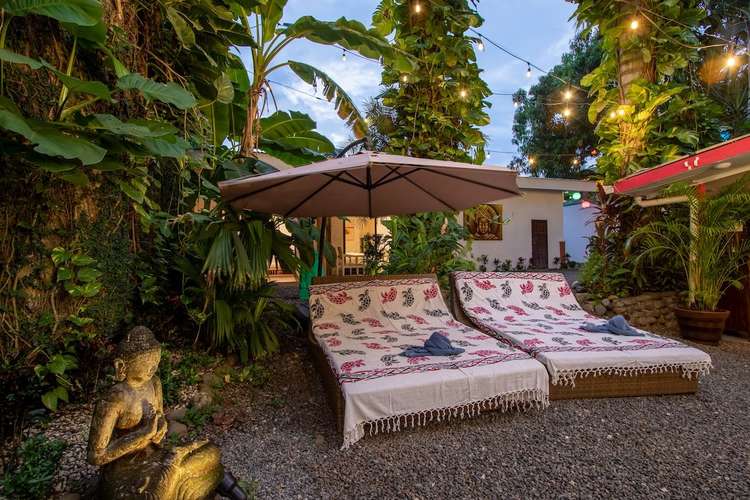 Se vende hotel para inversión a 100 m de Playa Jacó (MV)