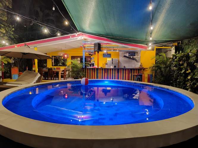 Se vende hotel para inversión a 100 m de Playa Jacó (MV)