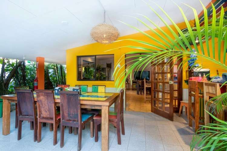 Se vende hotel para inversión a 100 m de Playa Jacó (MV)