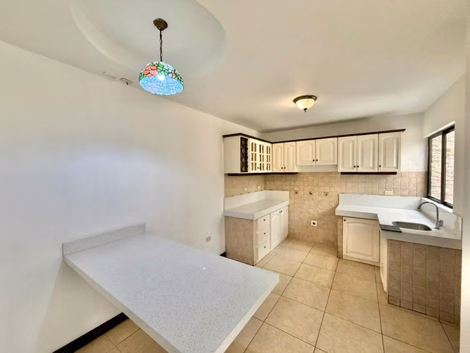 Venta Propiedad con 2 Apartamentos en Trejos Montealegre, Escazú