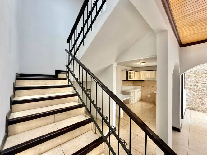 Venta Propiedad con 2 Apartamentos en Trejos Montealegre, Escazú - Imagen 6
