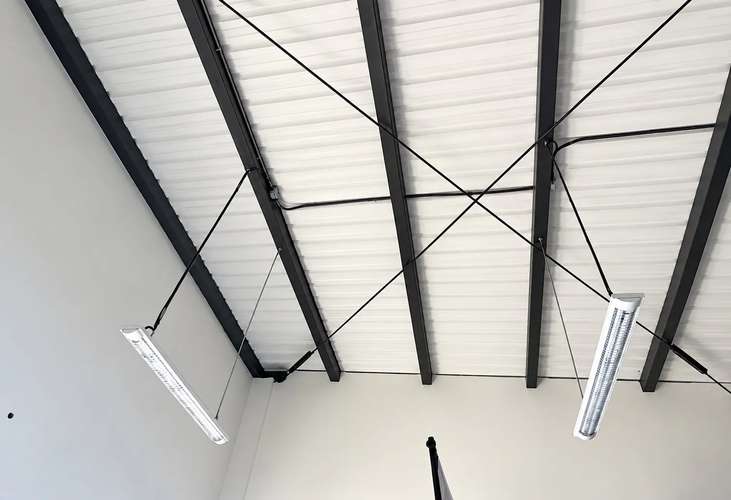 VENTA / Local Comercial Moderno en Jacó con Fachada de Cristal y Parqueo Exclusivo