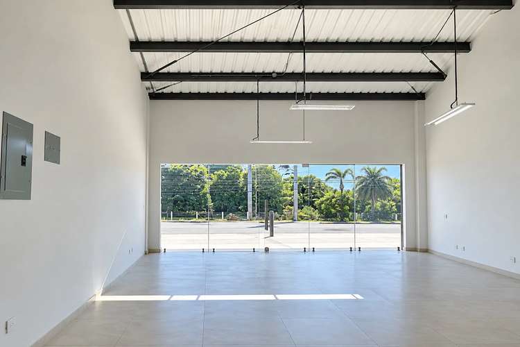 VENTA / Local Comercial Moderno en Jacó con Fachada de Cristal y Parqueo Exclusivo