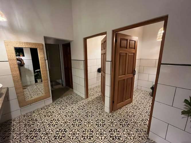 Restaurante y bar próspero con temática animal en Hermosa Playa | Proyecto comercial llave en mano