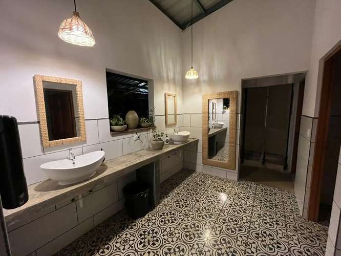 Restaurante y bar próspero con temática animal en Hermosa Playa | Proyecto comercial llave en mano